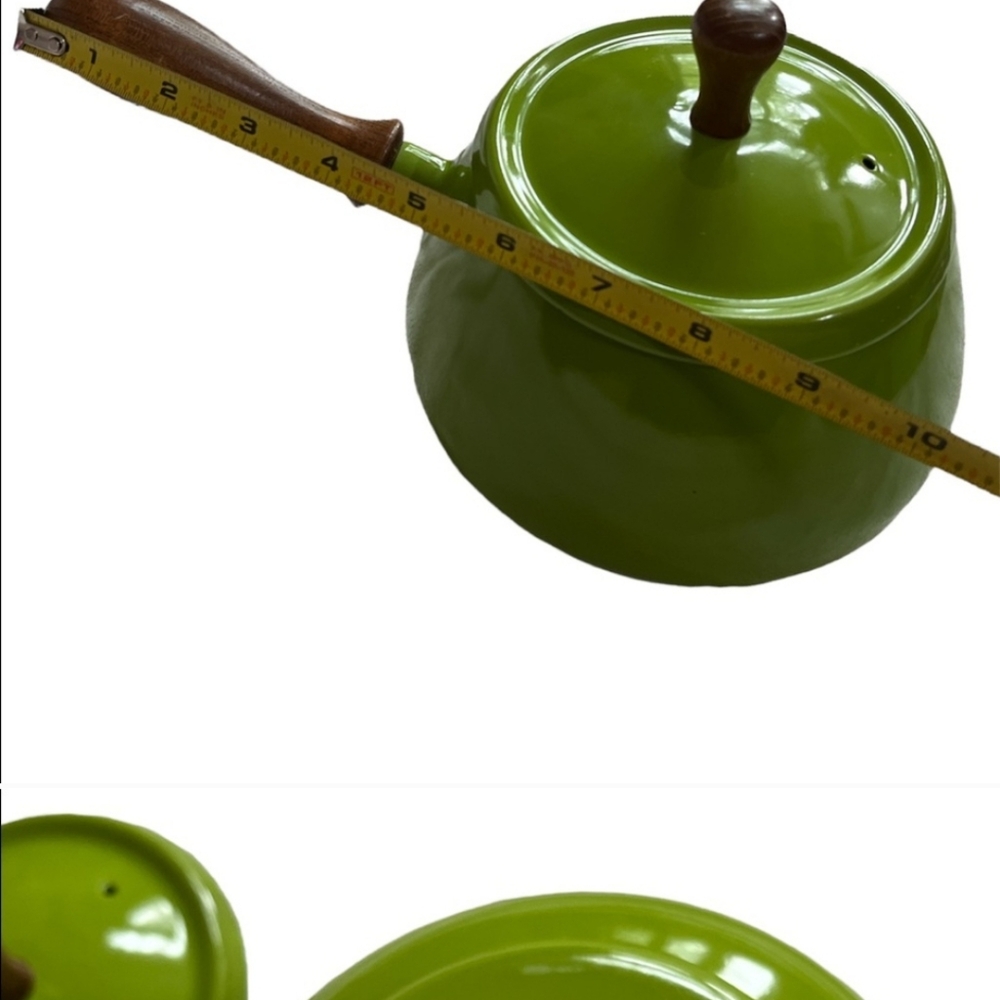 MCM VINTAGE GREEN ENAMEL FONDUE POT WITH WOODEN HANDLE AND LID. - Picture 4 of 6